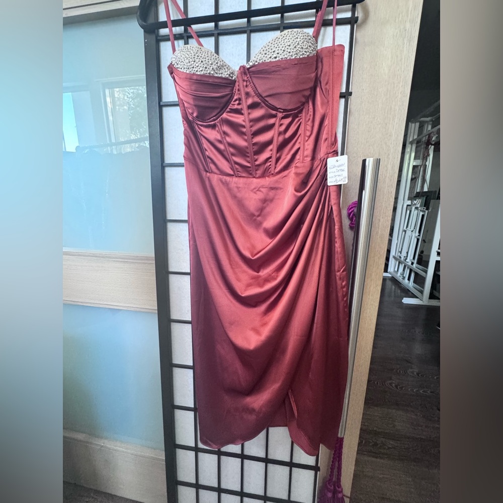 Chic Strapless Satin Dress in Deep Red